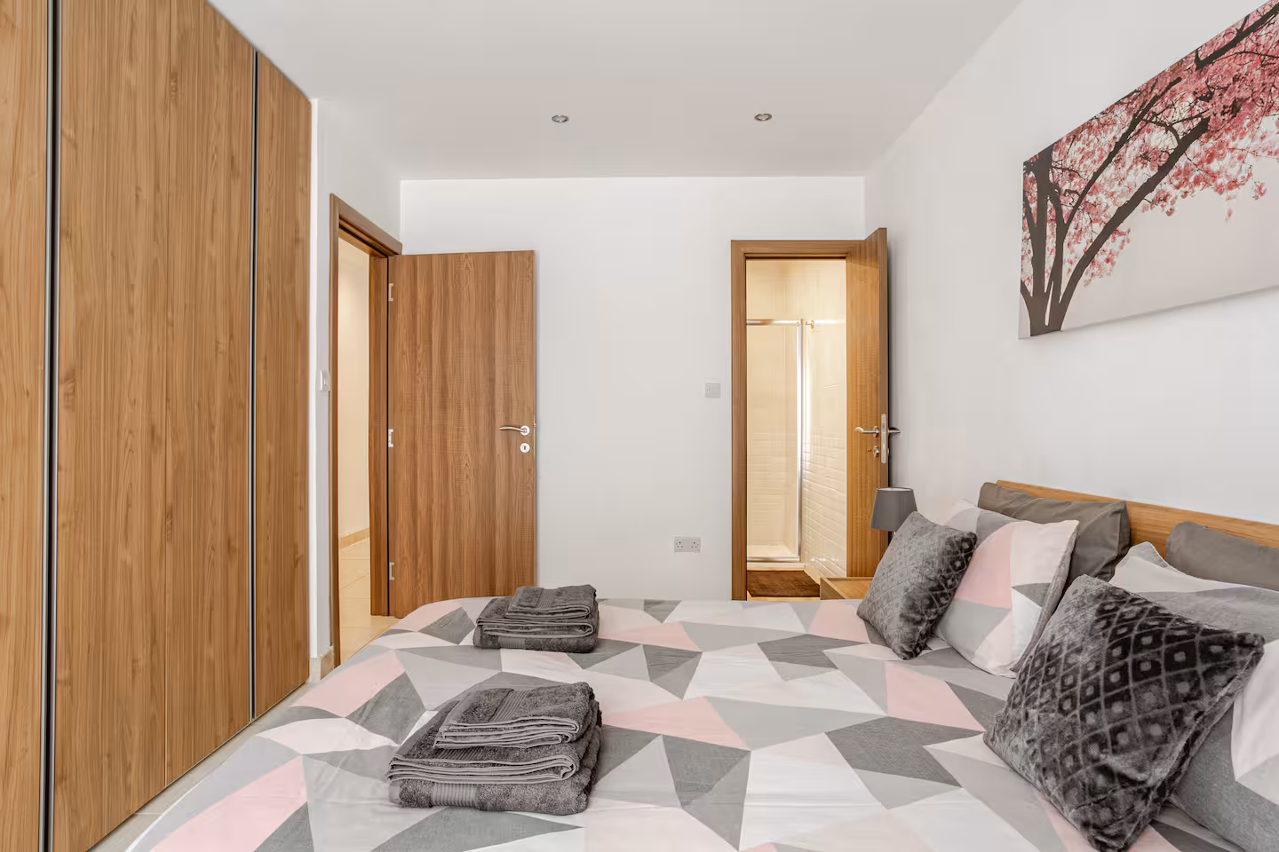 Modern 3BR Near Promenade & Ferries 10