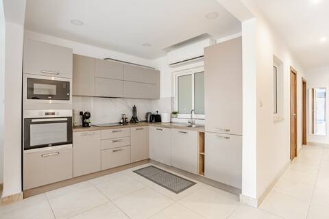 Modern 3BR Near Promenade & Ferries 12