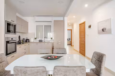 Modern 3BR Near Promenade & Ferries 13