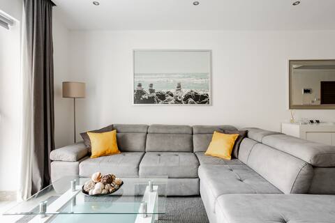 Modern 3BR Near Promenade & Ferries 9